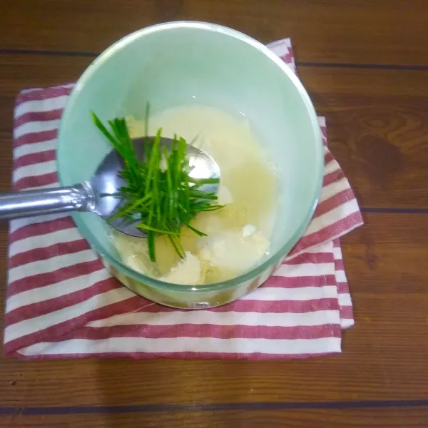 Dalam mangkuk, campur tepung bumbu serbaguna dengan air. Kemudian tambahkan irisan daun jeruk, lalu aduk hingga tercampur rata.
