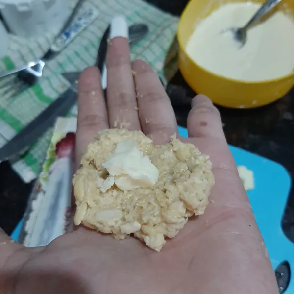 Ambil 1 sendok adonan, lalu bulatkan dan pipihkan. Kemudian isi dengan keju mozarella, lalu balur pada adonan tepung basah, balur lagi dengan tepung roti. Lakukan hingga semua adonan habis.