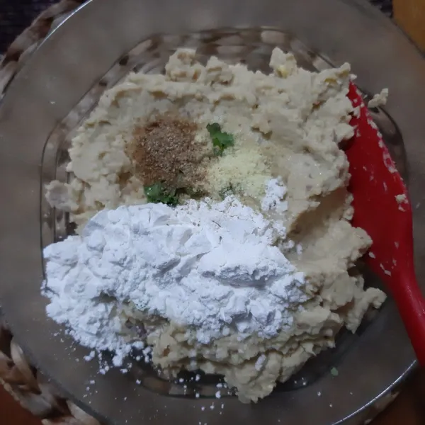Masukkan sisa bumbu, tepung maizena serta daun bawang.