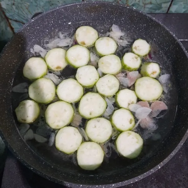 Masukkan oyong dan bakso.