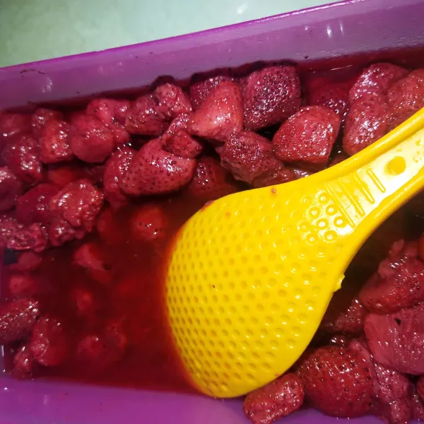 Cuci bersih buah strawberry.