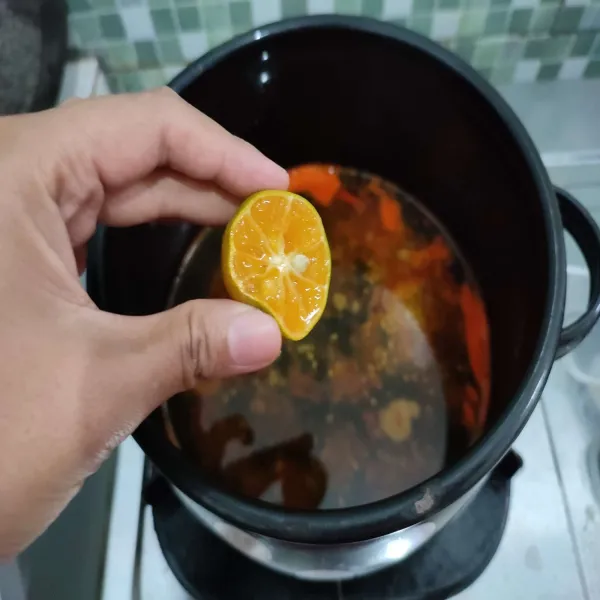 Beri perasan jeruk lemon cui. 
Aduk rata dan biarkan dingin.