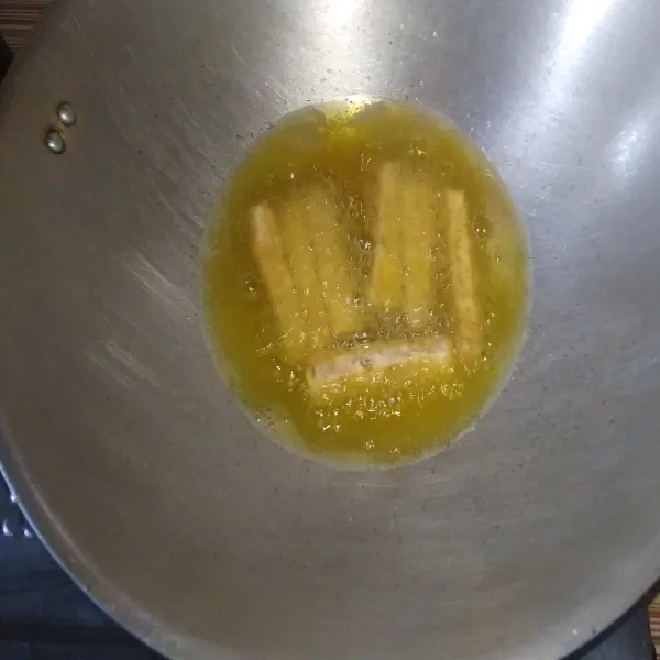 Panaskan minyak dan goreng stik tempe hingga matang, lalu angkat dan tiriskan. Kemudian sajikan.