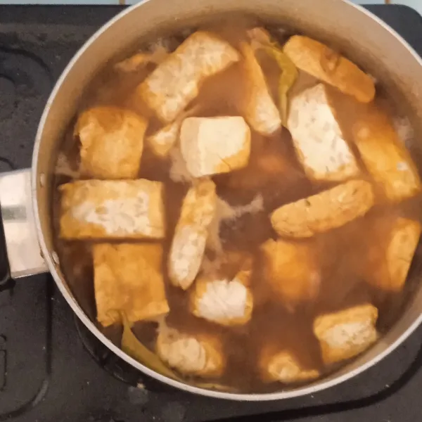 Masukkan tahu dan tempe yang sudah di potong.