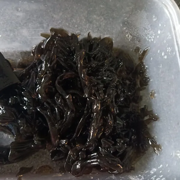 Serut Cincau hitam atau potong-potong dengan ukuran kecil.