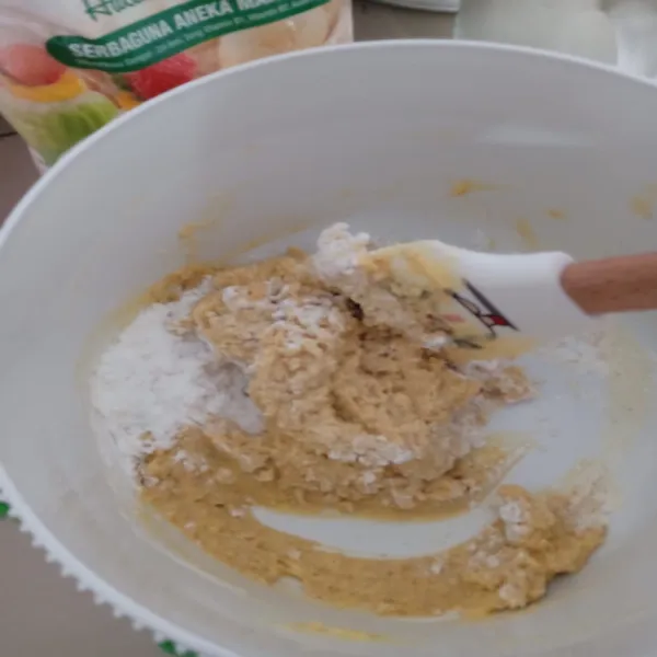 Membuat Pie Crust : campur butter, gula pasir, dan kuning telur dalam wadah, aduk rata. Lalu masukkan tempe halus, gula pasir, dan susu bubuk.  Aduk kembali hingga bisa dibentuk.