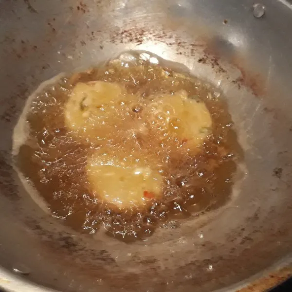 Goreng dengan api kecil, goreng sampai matang kecokelatan.