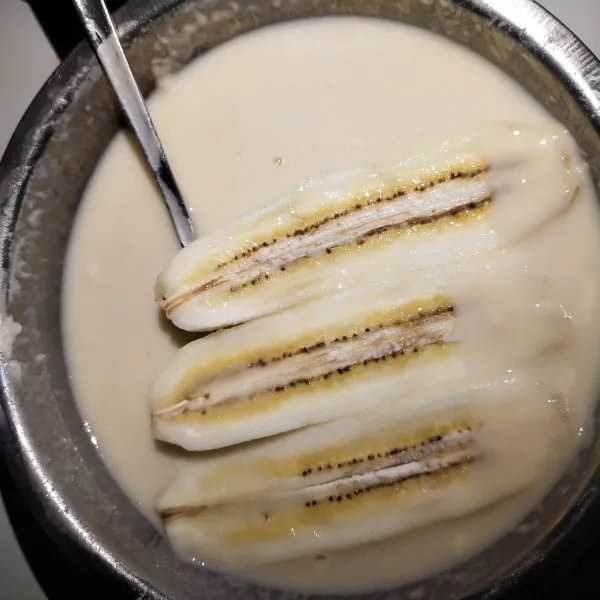 Kemudian celupkan pisang ke dalam adonan tepung.