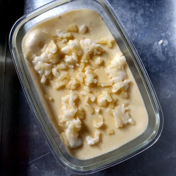 Tuang saus putih ke atas kentang tumbuk. 
Taburi keju mozzarella.
