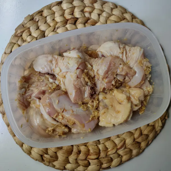Masukkan ayam dan bumbu marinasi ke dalam wadah, aduk hingga tercampur rata.