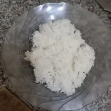 Siapkan nasi putih, pastikan nasi tidak bergerindil.