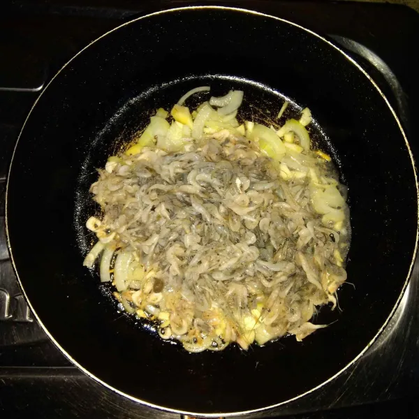 Panaskan minyak, tumis bawang bombay dan bawang putih sampai harum. Masukkan ebi, masak sampai ebi berubah warna dan matang.