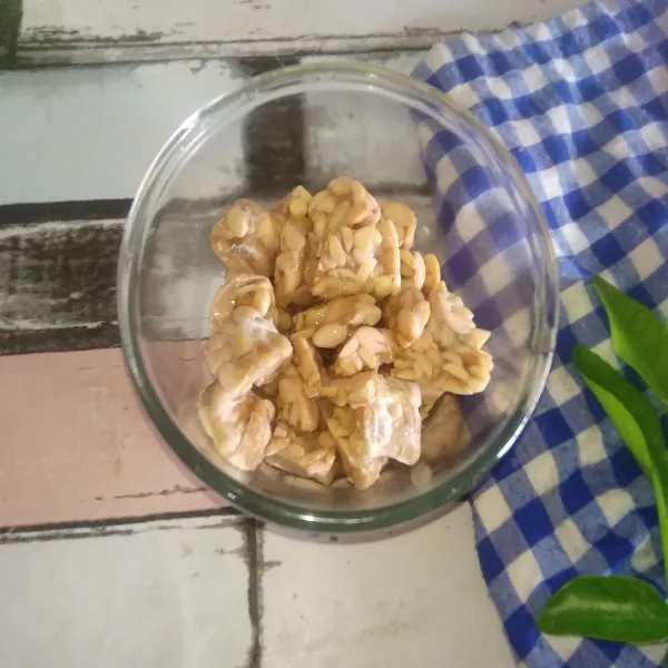 Kukus tempe hingga matang, lalu angkat dan sisihkan hingga uap menghilang.