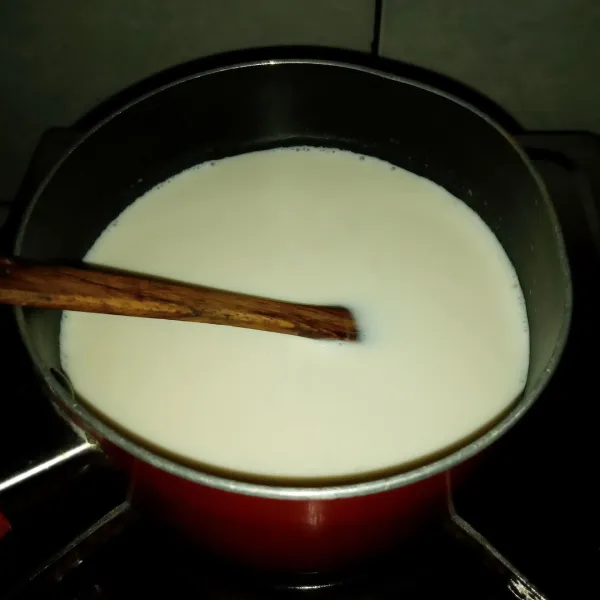 Rebus susu dan garam dengan api sedang sambil diaduk sampai pinggirannya berbuih, matikan api. 
Tambahkan kental manis, aduk sampai larut. 
Biarkan sampai hangat kuku.