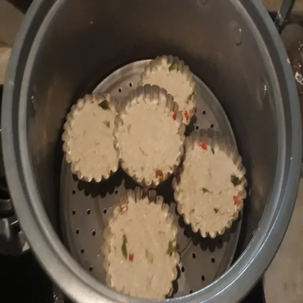 Olesin dengan sedikit minyak ke dalam cetakan pie mini, kemudian kukus sampai matang.