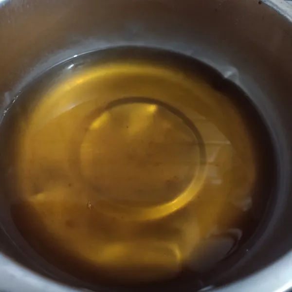 Panasakan air,masukkan teh dan biarkan hinggat pekat.