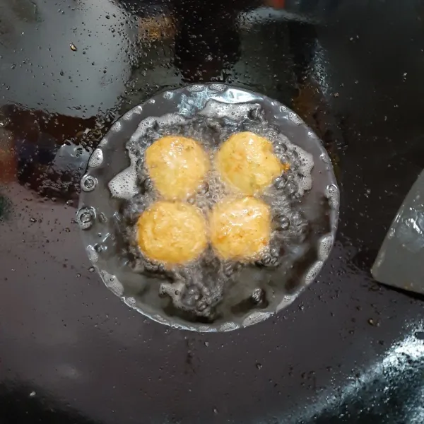 Goreng dalam minyak panas sedang hingga kekuningan. Lalu angkat dan tiriskan, kemudian sajikan.