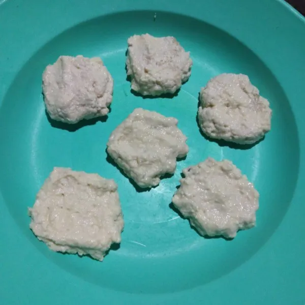 Bentuk bulat pipih adonan sampai habis.