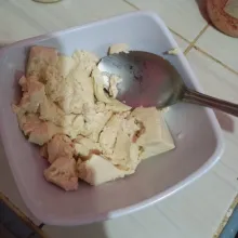 Hancurkan tahu sampai halus, lalu sisihkan.