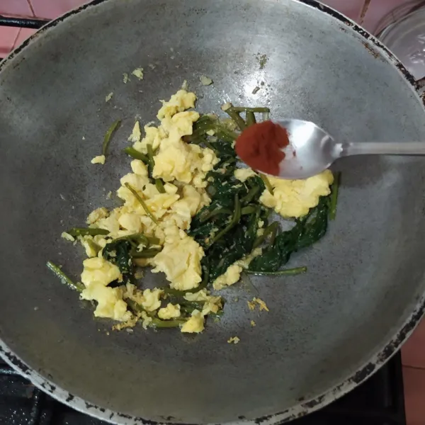Masukkan kangkung, daun bawang dan air, masak hingga layu. 
Bumbui paprika, bawang putih bubuk, garam, gula dan kaldu jamur. 
Masukkan telur orak-arik.