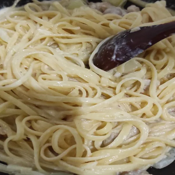 Masukkan spaghetti, aduk rata.
Angkat dan siap disajikan dengan tambahan parutan keju di atasnya.
