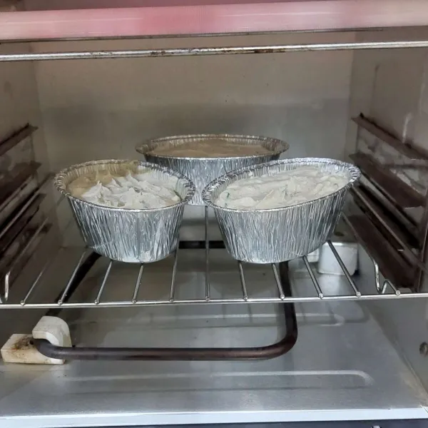 Bakar di oven pada suhu 150°C kurang lebih selama 40 menit.