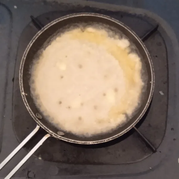 Tumis bumbu halus, tambahkan lengkuas, daun salam, gula merah, dan garam hingga harum.