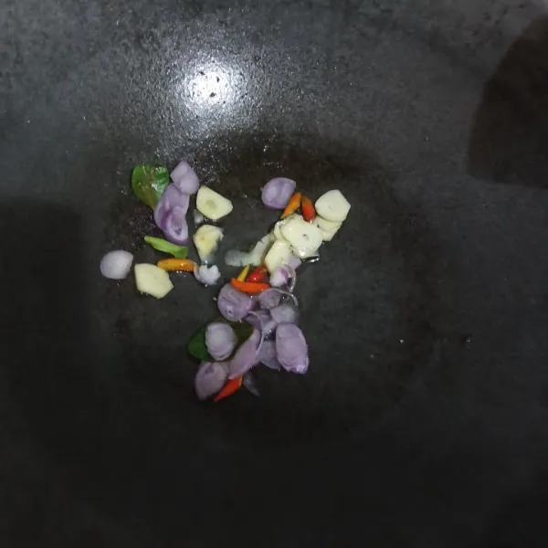 Tumis bawang merah, bawang putih dan cabai rawit hingga harum.