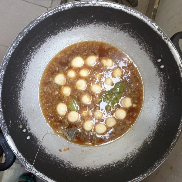 Masukkan garam, penyedap, kecap, gula merah dan tea celup.
Masak hingga air habis.