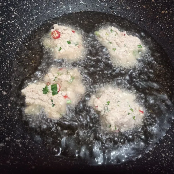 Panaskan minyak, masukkan adonan, bisa dicetak dengan garpu. Kemudian goreng hingga kuning keemasan, lalu tiriskan dan sajikan dengan bahan pelengkap sesuai selera.