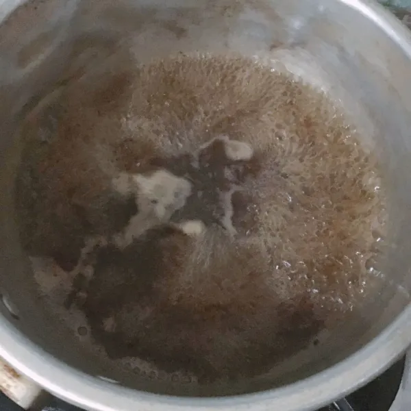 Rebus air, gula merah, asam jawa, dan garam hingga mendidih dan gula larut, kemudian saring.