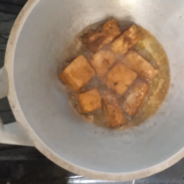 Goreng dengan api sedang.