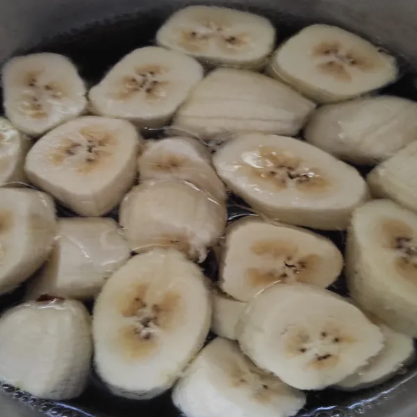 Rebus pisang dengan air.