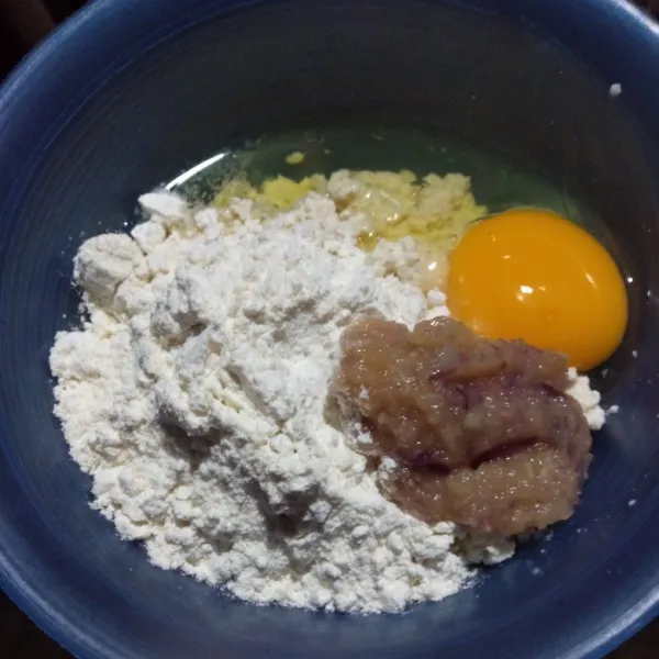 Campurkan tahu, bumbu halus, tepung terigu, dan telur, kemudian aduk hingga rata.