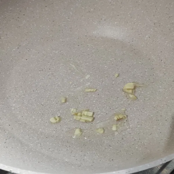 Tumis bawang putih dan bawang bombay sampai harum. 
Tambahkan ayam goreng cincang.