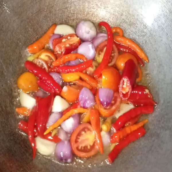 Tumis bawang merah, bawang putih, cabai rawit, cabai merah keriting dan tomat hingga agak layu.