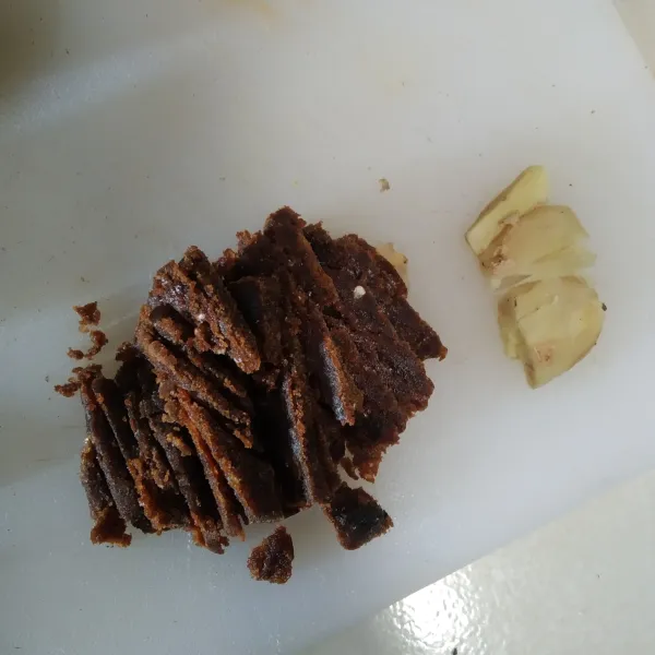 Iris halus gula merah dan geprek jahe, sisihkan.