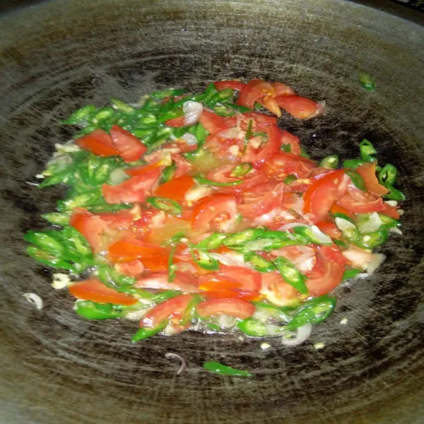 Masukkan tomat dan cabe, lalu tambahkan gula pasir,  garam dan penyedap,  kemudian masak hingga matang