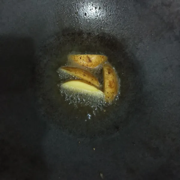 Angkat, tiriskan, bersihkan dengan tisu atau kain. Goreng saat minyak belum terlalu panas, angkat, tiriskan.