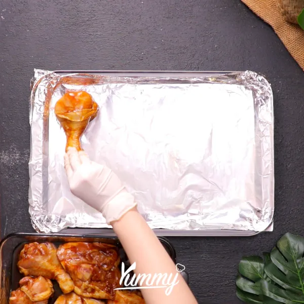 Siapkan loyang yang telah dialasi dengan aluminium foil, kemudian tata ayam di atasnya dan panggang di dalam oven yang telah dipanaskan sebelumnya dengan suhu 180 C selama 25 menit.
