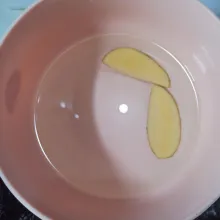 Masukkan ke air, rendam dengan garam selama 5 hingga 10 menit.
