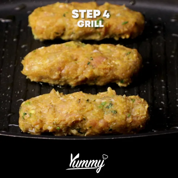 Panaskan panci grill, beri sedikit minyak dan panggang selama 5-7 menit di setiap sisinya hingga matang dan kecoklatan.