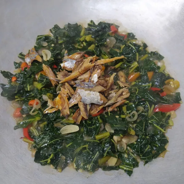 Masukkan ikan asin peda, bumbui merica bubuk, garam, kaldu jamur, gula pasir dan kecap manis. Aduk sampai rata sambil koreksi rasa sesuai selera. masak sampai bumbu meresap dan kuah menyusut. Angkat dan sajikan.