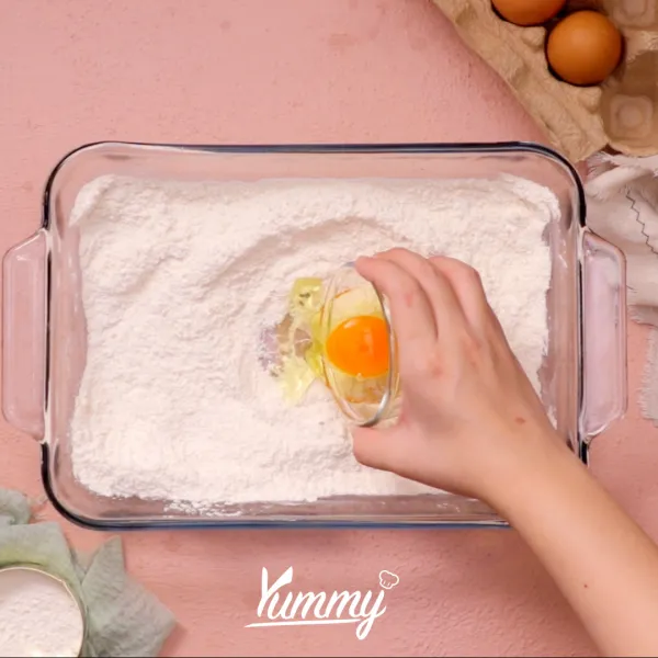 Kedalam bahan kering tambahkan telur, mentega leleh dan santan lalu aduk hingga tercampur rata.