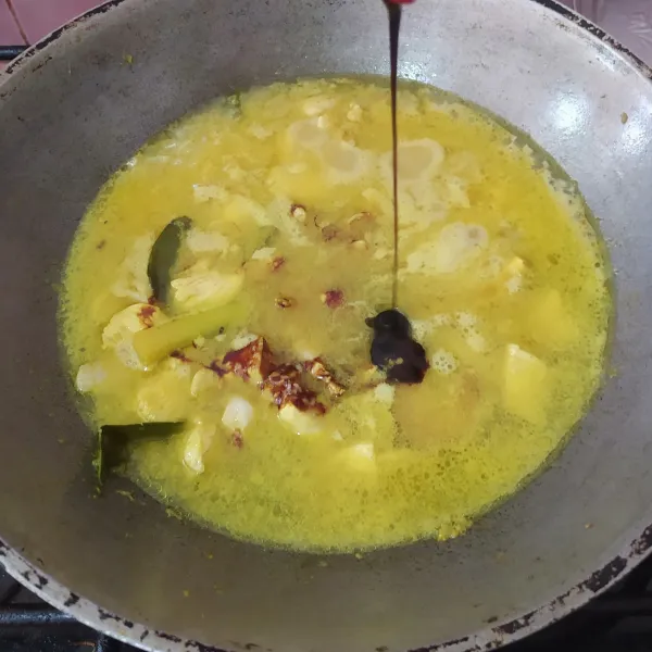 Beri air, bumbui kecap manis, garam, gula dan kaldu bubuk. Masak sampai air menyusut.