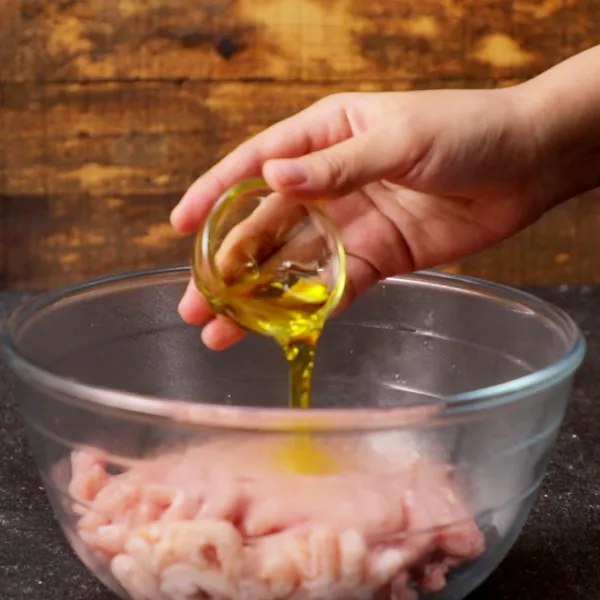 Siapkan daging ayam cincang dengan campuran bawang yang telah dihaluskan, marinasi selama minimal 1 jam dalam kulkas agar bumbu meresap. Setelah dimarinasi, bentuk adonan ayam sesuai pada gambar.
