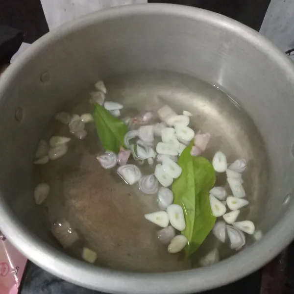 Rebus air bersama bawang merah, daun salam, bawang putih dan lengkuas hingga mendidih.
