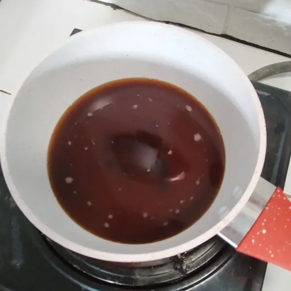 Masukkan gula merah dan air dalam panci, panaskan hingga gula larut.