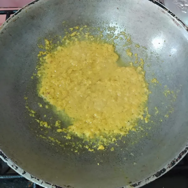 Haluskan bumbu halus. 
Tumis dengan secukupnya minyak goreng.