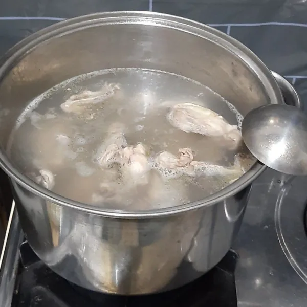 Rebus tulang ayam, rebusan pertama buang airnya lalu rebus lagi dengan air yang baru hingga matang.